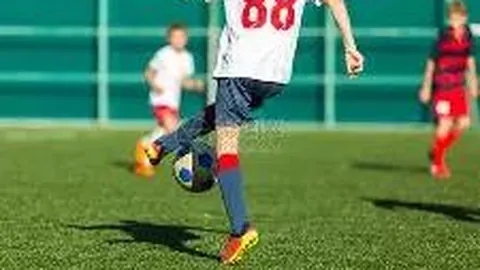 库里三分引发篮球争议？詹姆斯播客发声，球迷热议不已